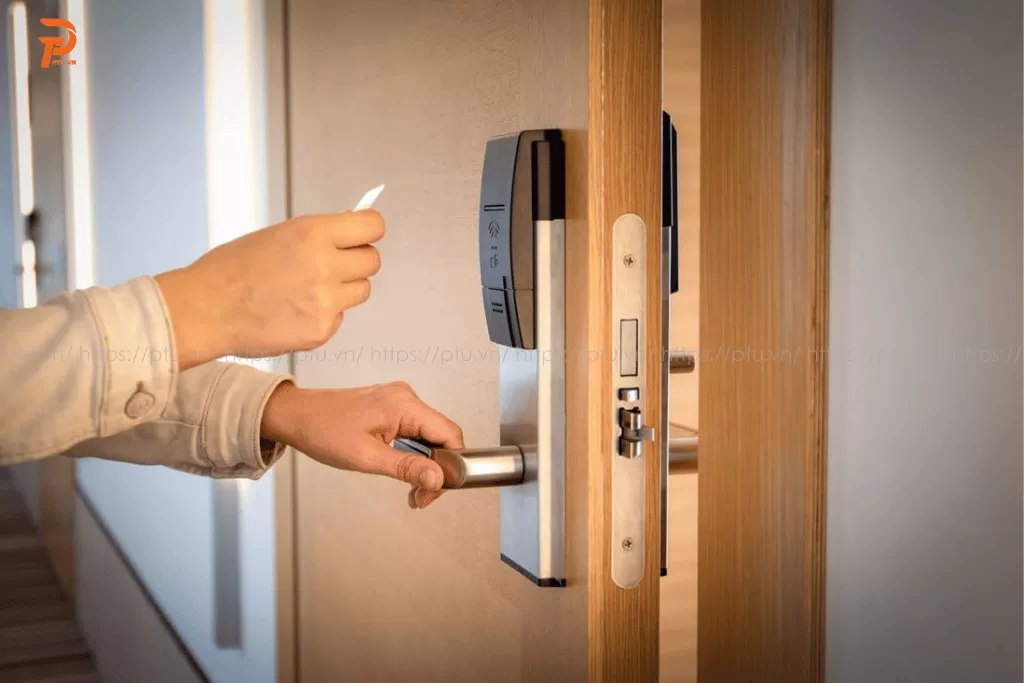 khóa cửa điện tử