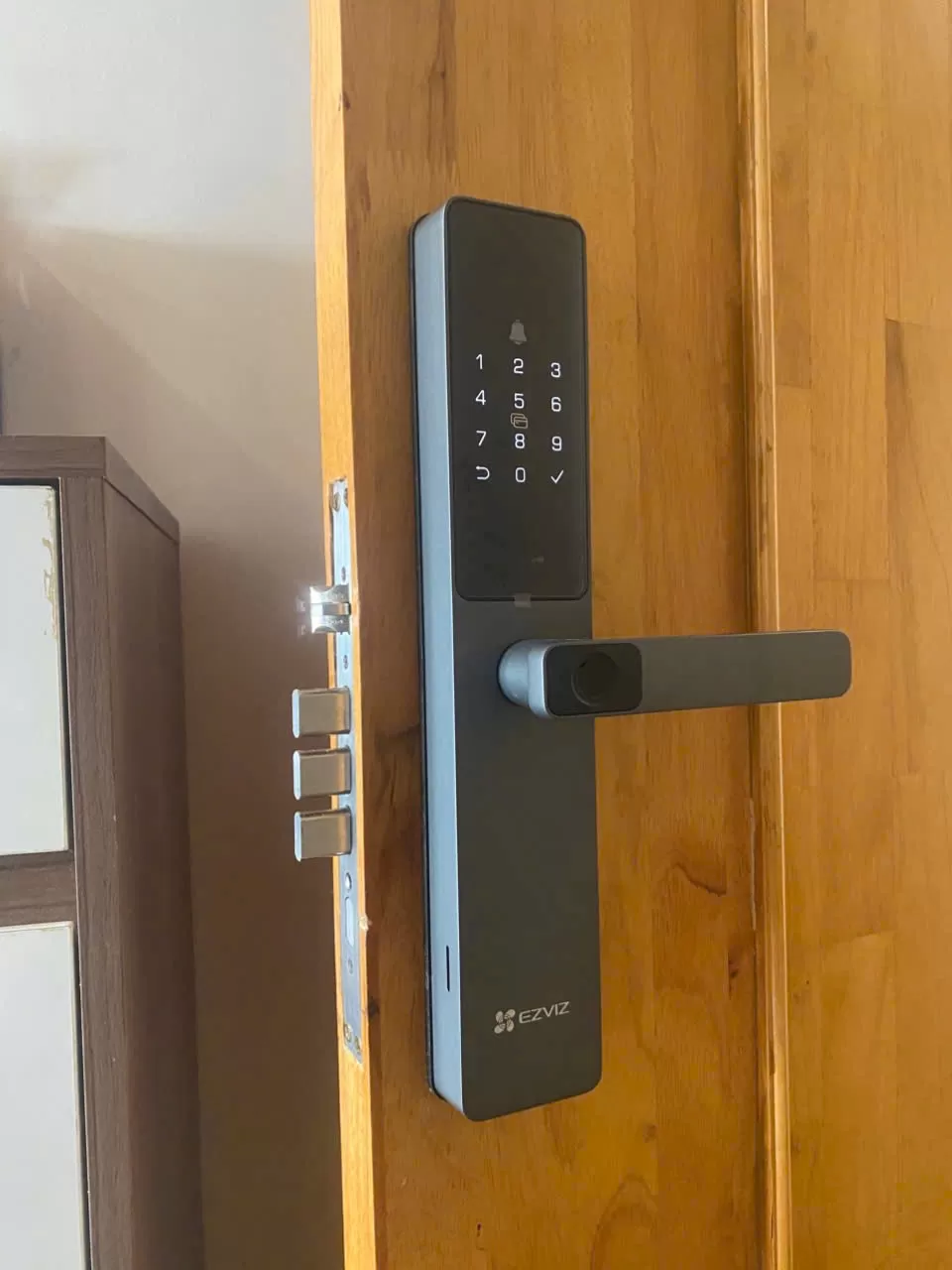 khóa cửa điều khiển từ xa bằng điện thoại