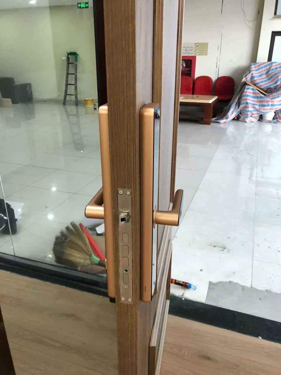 khóa cửa điều khiển từ xa bằng điện thoại