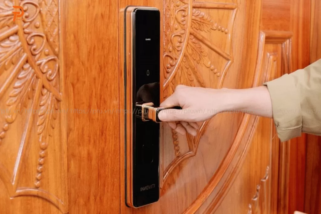 Khóa cửa vân tay cửa gỗ