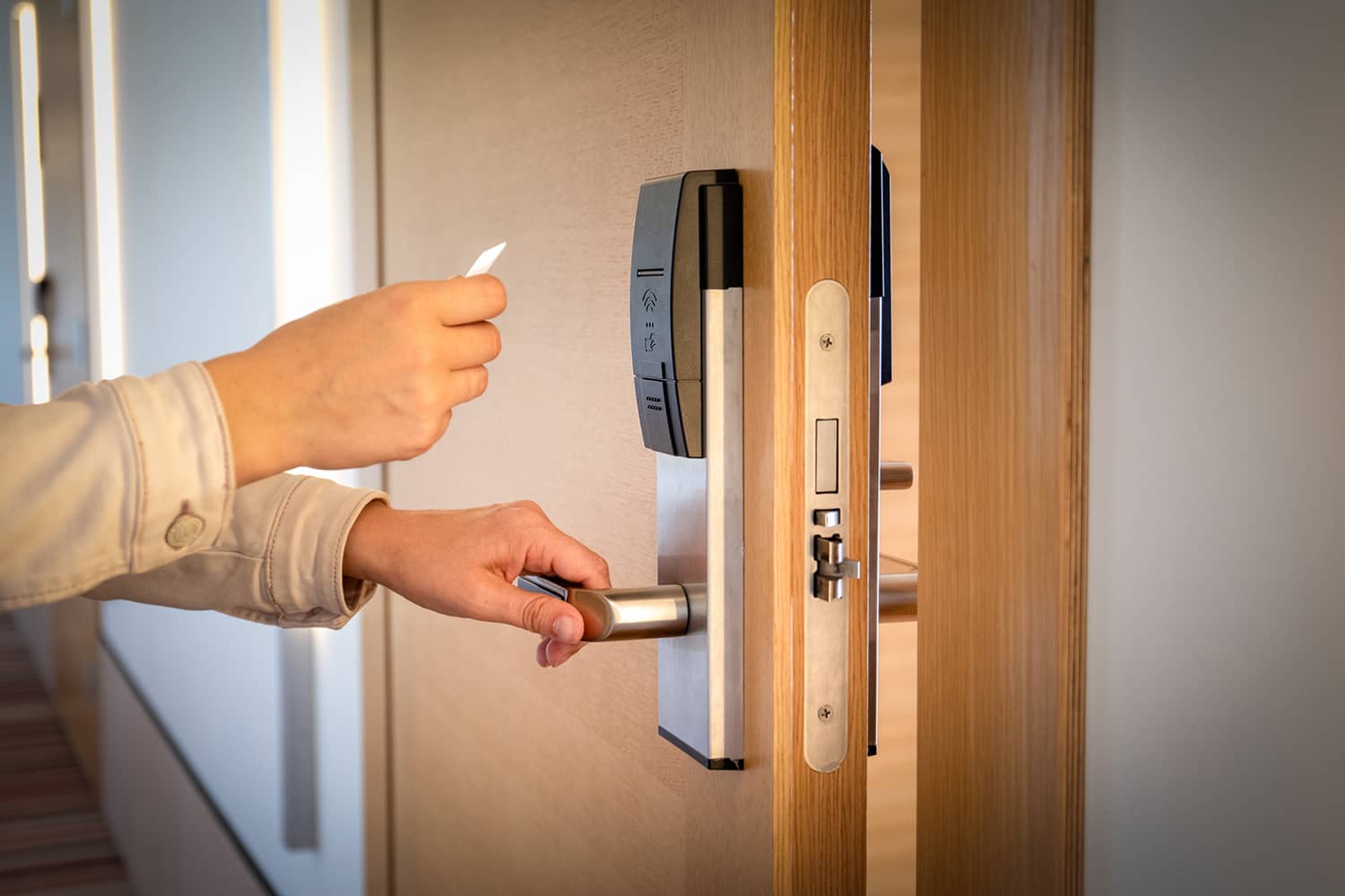 Kh&oacute;a cửa th&ocirc;ng minh mở bằng thẻ từ