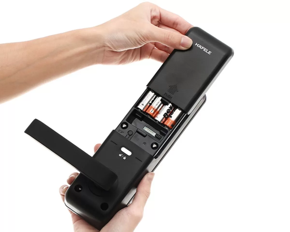 pin khóa cửa thông minh