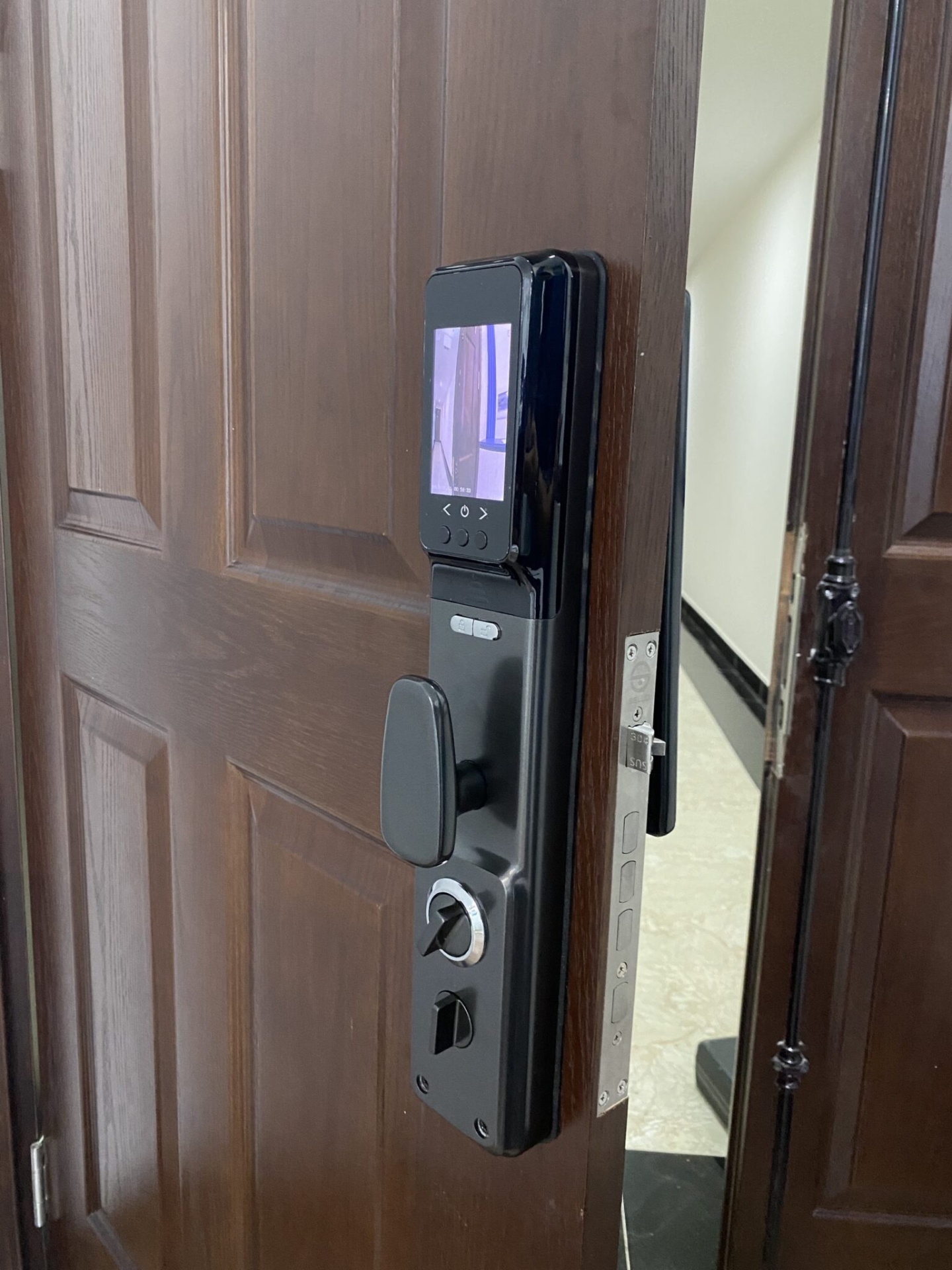 khóa cửa thông minh cho người già