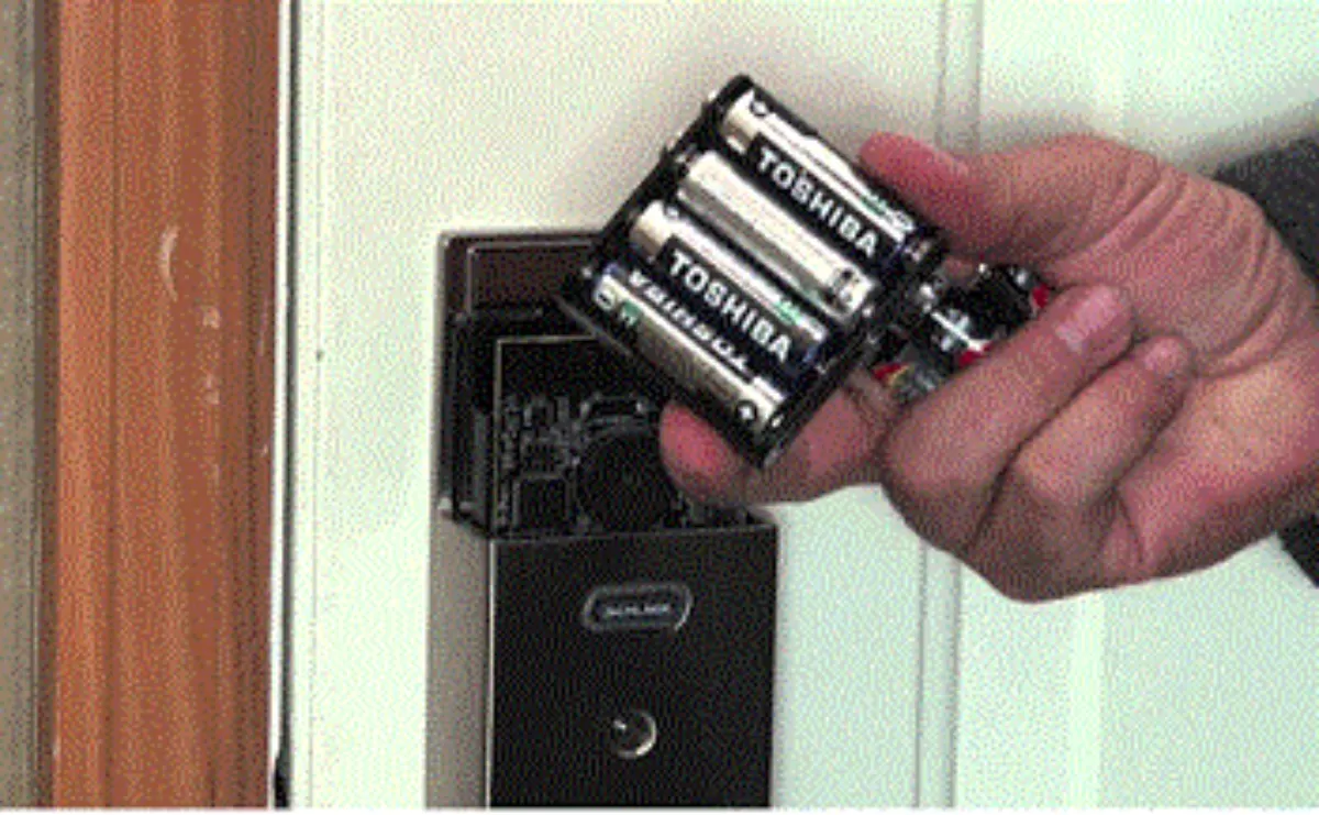 Khóa vân tay hết pin – dấu hiệu và cách xử lý nhanh tại nhà